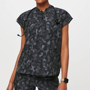 Women’s Blake FREEx Relaxed Scrub Top FIGS Size Medium Bonsai Camo